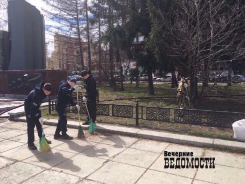Свердловские ветераны отмыли памятник павшим в бою солдатам (ФОТО)