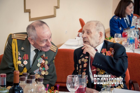 В Екатеринбурге прокуратура и общественники организовали концерт для ветеранов (ФОТО)