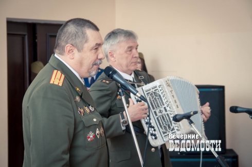 В Екатеринбурге прокуратура и общественники организовали концерт для ветеранов (ФОТО)