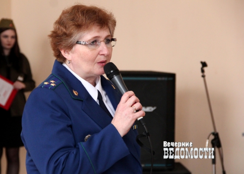 В Екатеринбурге прокуратура и общественники организовали концерт для ветеранов (ФОТО)