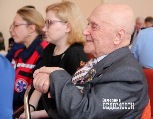 В Екатеринбурге прокуратура и общественники организовали концерт для ветеранов (ФОТО)