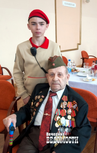 В Екатеринбурге прокуратура и общественники организовали концерт для ветеранов (ФОТО)