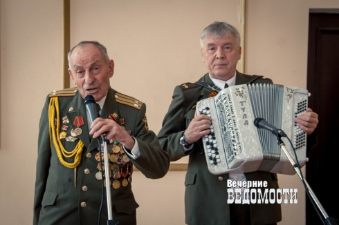 В Екатеринбурге прокуратура и общественники организовали концерт для ветеранов (ФОТО)