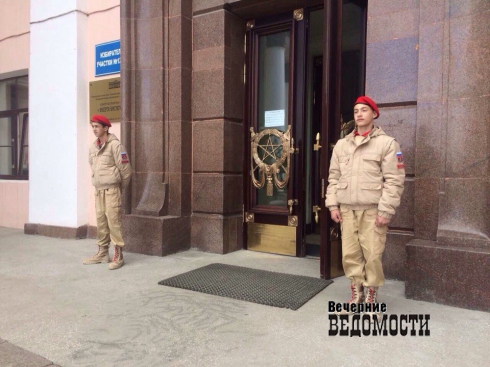 В Екатеринбурге прокуратура и общественники организовали концерт для ветеранов (ФОТО)