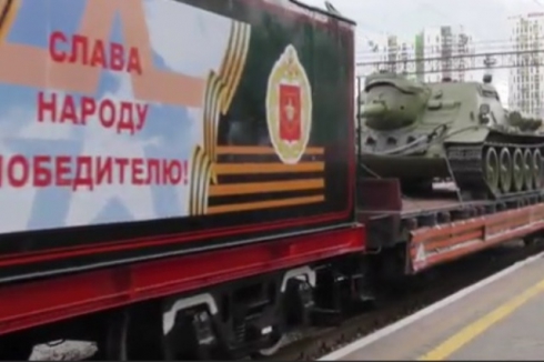 В Екатеринбурге встретились два эшелона с боевой техникой Второй мировой войны