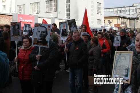 По главному проспекту Екатеринбурга прошли парадом войска и «Бессмертный полк»