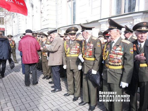В Екатеринбурге мэрия отказалась везти ветеранов-парадников в День Победы. Подключились общественники и депутаты (ФОТО)