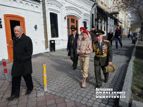 В Екатеринбурге мэрия отказалась везти ветеранов-парадников в День Победы. Подключились общественники и депутаты (ФОТО)