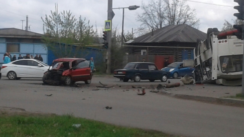 В Кургане автобус ПАЗ с пассажирами перевернулся на крышу после столкновения с Ford Fusion