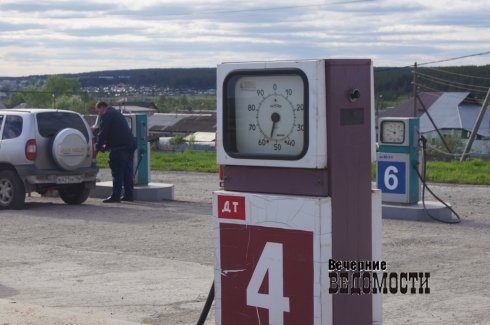 «Народный контроль» проверил автозаправку депутата в Белоярке (ФОТО)