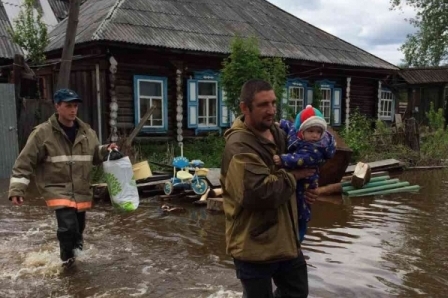 На Урале спасатели эвакуируют жителей затопленных поселков На Урале спасатели эвакуируют жителей затопленных поселков