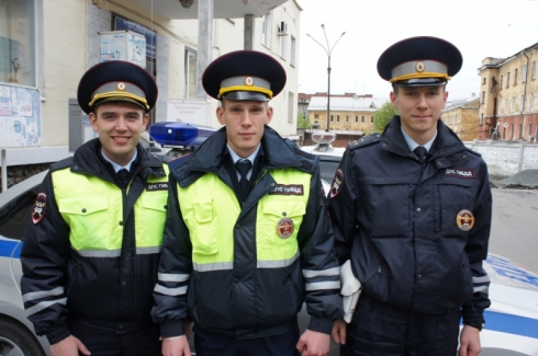 Сотрудники ГИБДД разбудили уральца, спавшего в горящем доме