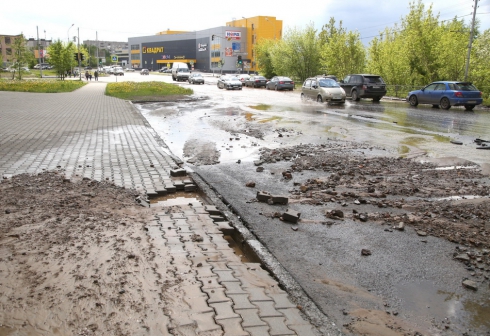 Нижнетагильский Водоканал устраняет последствия коммунальной аварии, разрушившей перекресток