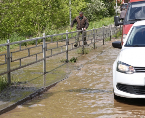 Нижнетагильский Водоканал устраняет последствия коммунальной аварии, разрушившей перекресток