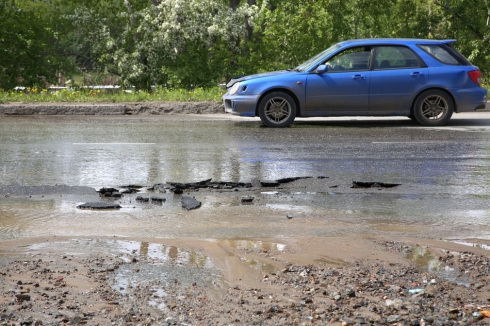 Нижнетагильский Водоканал устраняет последствия коммунальной аварии, разрушившей перекресток