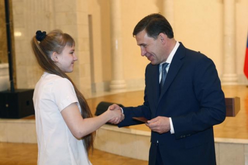 В День России Евгений Куйвашев вручил паспорта юным свердловчанам