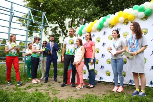 «Все чемпионы начинали тренироваться во дворах». Благотворительный фонд «Общества «Малышева 73» и олимпийцы открыли спортивную площадку для студентов УрФУ