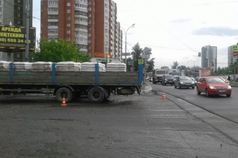 В Екатеринбурге девочку, которую папа повел на красный свет, задавил КамАЗ