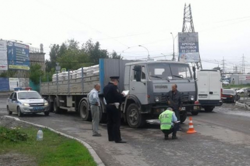 В Екатеринбурге девочку, которую папа повел на красный свет, задавил КамАЗ