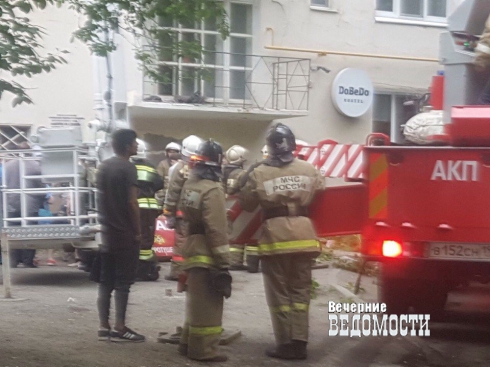 В центре Екатеринбурга полыхает жилой дом. Жители спасают себя и домашних животных (ФОТО)