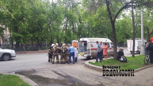 В центре Екатеринбурга полыхает жилой дом. Жители спасают себя и домашних животных (ФОТО)