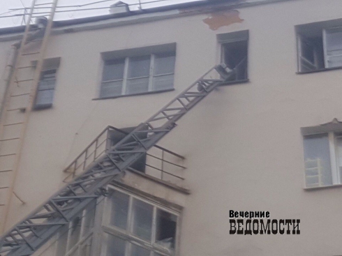 В центре Екатеринбурга полыхает жилой дом. Жители спасают себя и домашних животных (ФОТО)