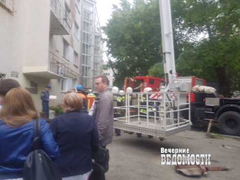 В центре Екатеринбурга полыхает жилой дом. Жители спасают себя и домашних животных (ФОТО)