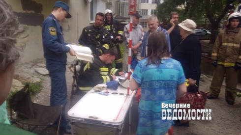 В центре Екатеринбурга полыхает жилой дом. Жители спасают себя и домашних животных (ФОТО)
