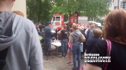 В центре Екатеринбурга полыхает жилой дом. Жители спасают себя и домашних животных (ФОТО)