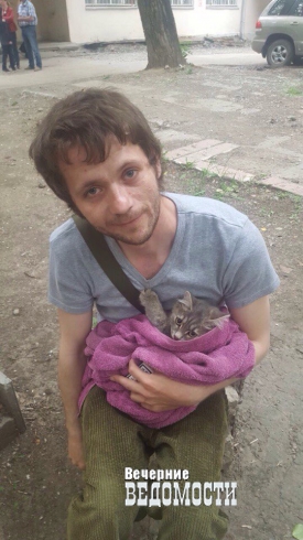 В центре Екатеринбурга полыхает жилой дом. Жители спасают себя и домашних животных (ФОТО)