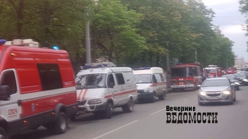 В центре Екатеринбурга полыхает жилой дом. Жители спасают себя и домашних животных (ФОТО)