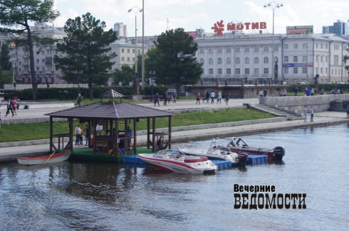 Водные прогулки на городском пруду Екатеринбурга незаконны? Общественники и инспекторы МЧС провели проверку