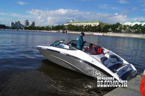 Водные прогулки на городском пруду Екатеринбурга незаконны? Общественники и инспекторы МЧС провели проверку