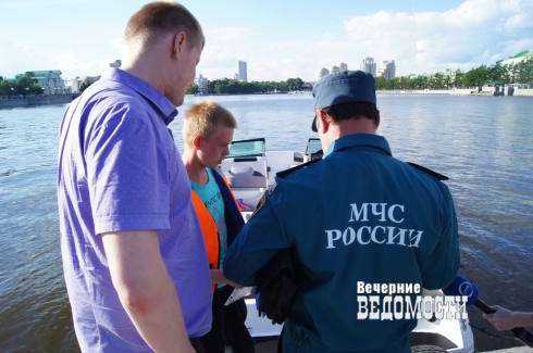 Водные прогулки на городском пруду Екатеринбурга незаконны? Общественники и инспекторы МЧС провели проверку