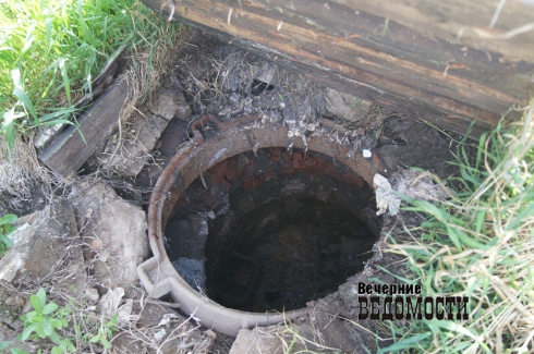 «Вонь невозможная стоит». Жители уральского села жалуются на разливающиеся фекалии во дворах
