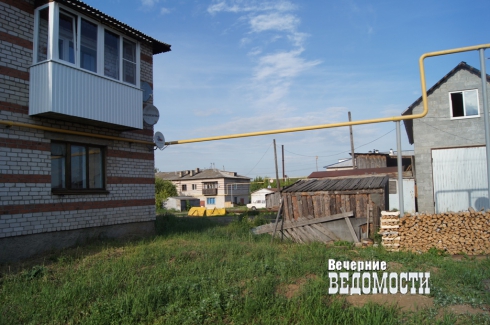 «Вонь невозможная стоит». Жители уральского села жалуются на разливающиеся фекалии во дворах