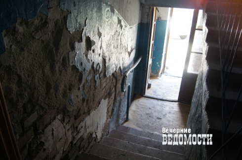 «Вонь невозможная стоит». Жители уральского села жалуются на разливающиеся фекалии во дворах