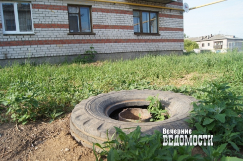 «Вонь невозможная стоит». Жители уральского села жалуются на разливающиеся фекалии во дворах