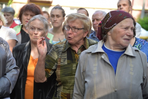 Чиновники Челябинска провели выездной прием жителей ветхоаварийного фонда