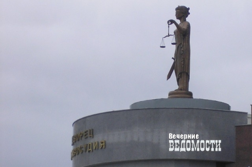 Зарезав собутыльника, уралец безуспешно пытался его спасти, а потом сдался полиции