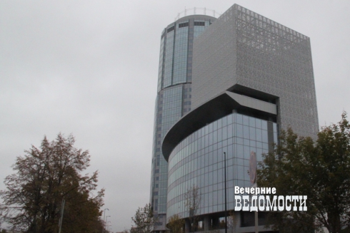 В Екатеринбурге запретят автомобилям останавливаться возле зданий областной власти