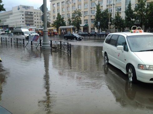 Екатеринбург залило водой. В соцсетях пользователи выкладывают фотографии «потопа»