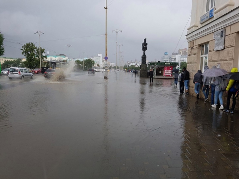 Екатеринбург залило водой. В соцсетях пользователи выкладывают фотографии «потопа»