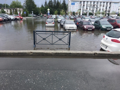 Екатеринбург залило водой. В соцсетях пользователи выкладывают фотографии «потопа»