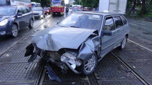 Занос в ливень на мокром асфальте стал причиной аварии в Екатеринбурге
