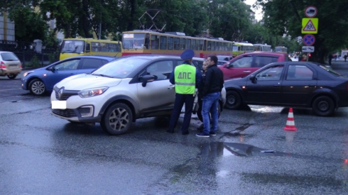 Занос в ливень на мокром асфальте стал причиной аварии в Екатеринбурге