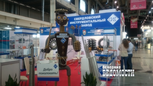 «Из года в год все лучше»: Евгений Куйвашев осмотрел выставку «Иннопром»