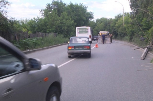 В Екатеринбурге «Хонда» снесла бетонный столб и улетела в канаву
