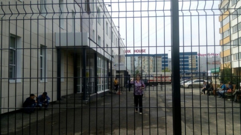 «Число людей прибывает не по дням, а по часам». В Пионерском микрорайоне Екатеринбурга наплыв мигрантов