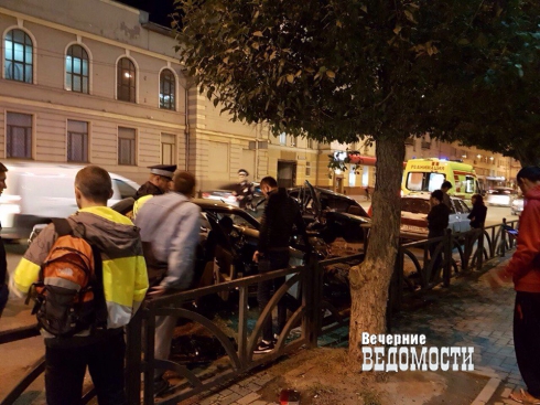 «Приора» протаранила три легковушки в центре Екатеринбурга (ФОТО)